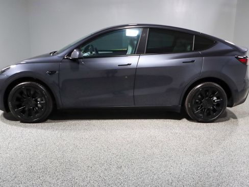 Used 2024 Tesla Model Y Long Range image 10