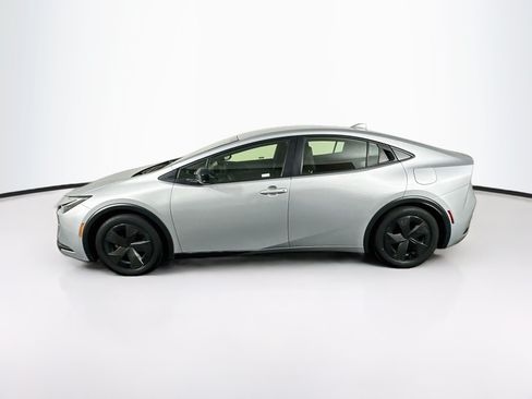 Used 2025 Toyota Prius LE FWD image 4