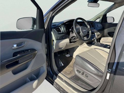 Used 2017 Kia Sedona LX w/ LX Essentials Premium Package FWD image 14