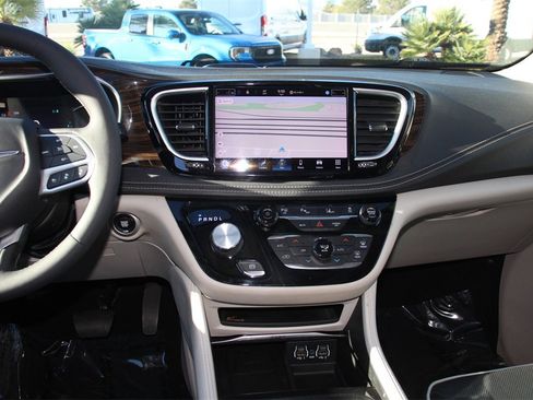 Used 2022 Chrysler Pacifica Limited image 15