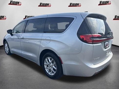 Used 2024 Chrysler Pacifica Touring-L FWD image 9