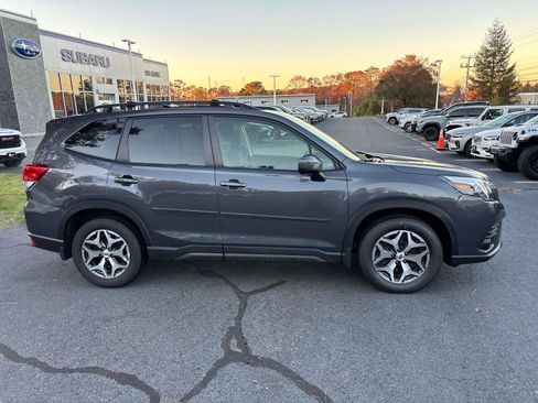 Used 2023 Subaru Forester Premium image 2