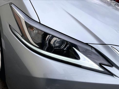 Used 2022 Lexus ES 300h w/ Luxury Package image 26