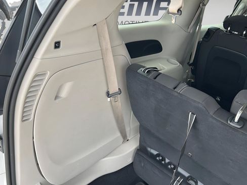 Used 2022 Chrysler Voyager LX FWD image 21