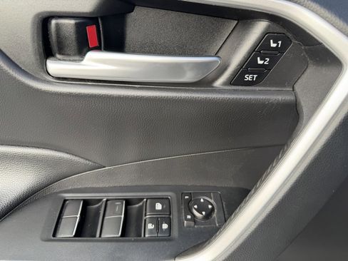 Used 2021 Toyota RAV4 XLE Premium image 9