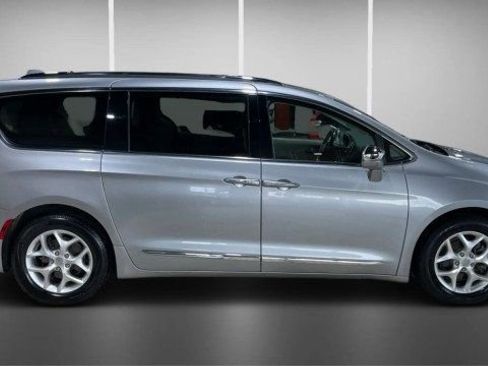 Used 2020 Chrysler Pacifica Limited image 8