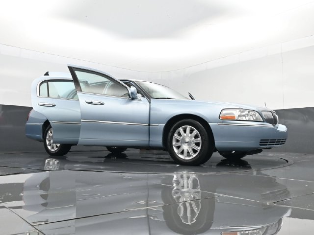 Used 2010 Lincoln Town Car Signature Limited RWD image 34