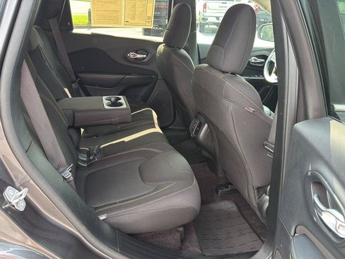 Used 2016 Jeep Cherokee Latitude FWD image 12