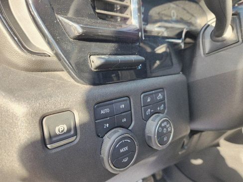 Used 2024 Chevrolet Silverado 2500 ZR2 w/ Technology Package image 43