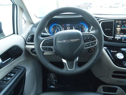 Used 2024 Chrysler Pacifica Touring-L FWD image 19