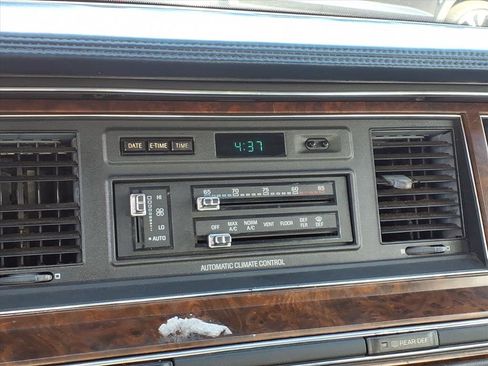 Used 1990 Lincoln Town Car Cartier image 9