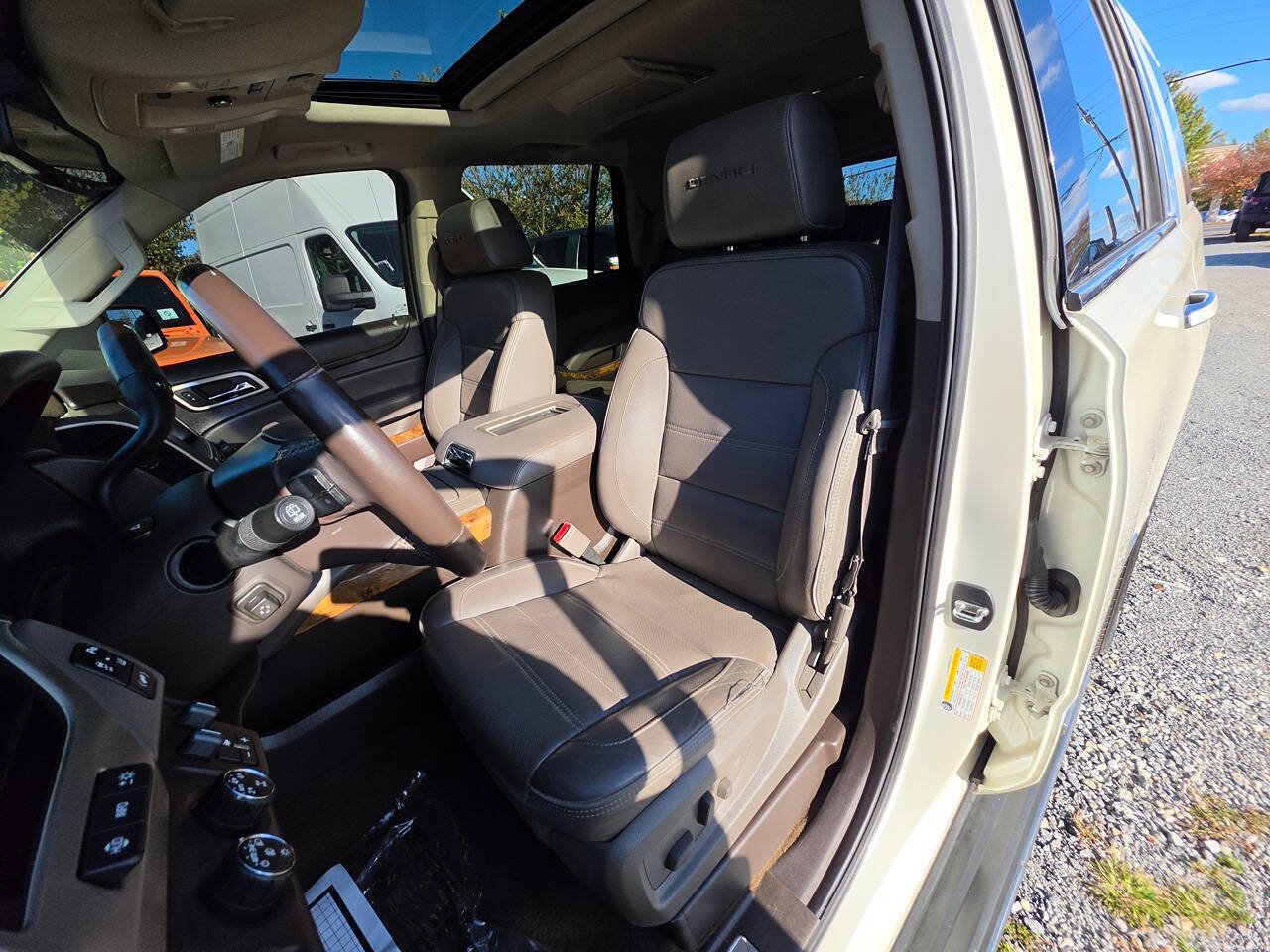 Used 2015 GMC Yukon Denali w/ Touring Package AWD/4WD image 7