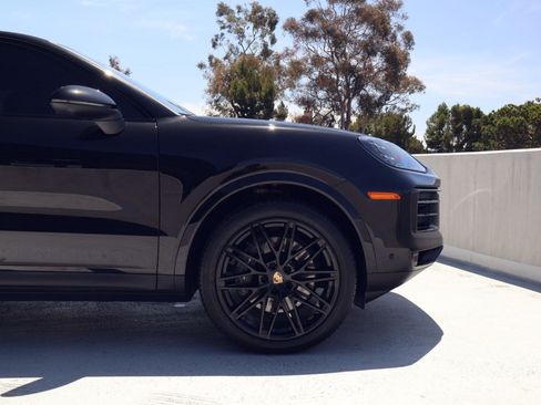 Certified 2025 Porsche Cayenne Coupe w/ Premium Package Plus AWD/4WD image 11