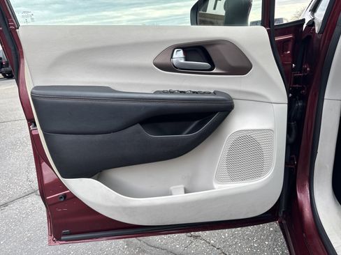 Used 2017 Chrysler Pacifica Touring image 19