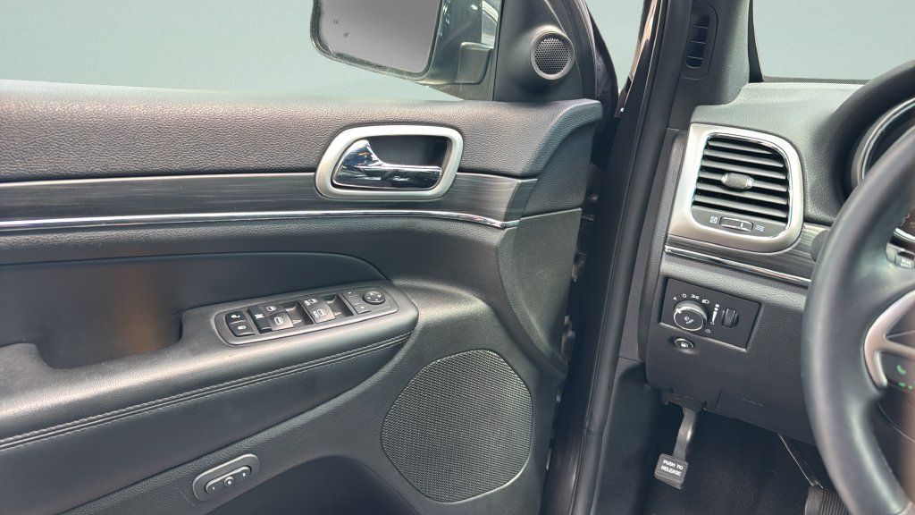 Used 2019 Jeep Grand Cherokee Limited AWD/4WD image 17