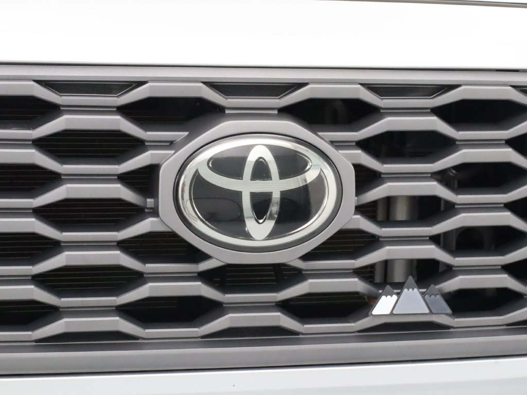 Used 2022 Toyota Tacoma TRD Off-Road AWD/4WD image 9