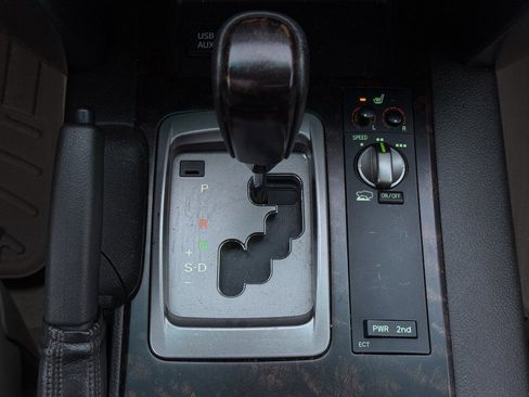 Used 2011 Toyota Land Cruiser image 25