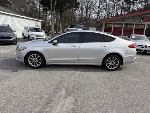 Used 2017 Ford Fusion SE image 3