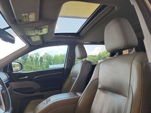 Used 2015 Toyota Highlander Limited FWD image 12