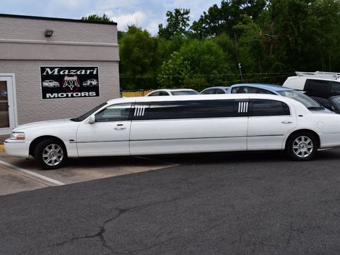 Used 2007 Lincoln Town Car Executive RWD image 3