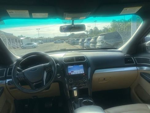 Used 2017 Ford Explorer XLT w/ Equipment Group 202A image 13