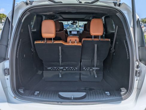 Used 2024 Chrysler Pacifica Pinnacle FWD image 13