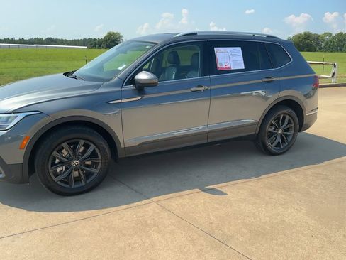 Used 2024 Volkswagen Tiguan SE image 5
