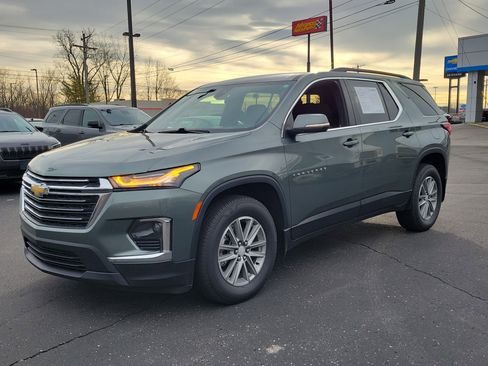Used 2023 Chevrolet Traverse LT image 2