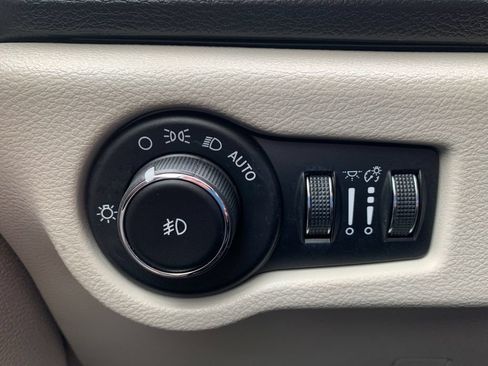 Used 2018 Chrysler Pacifica Touring-L FWD image 14