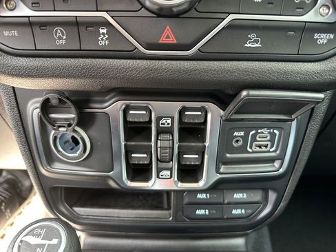 New 2025 Jeep Gladiator Sport image 27