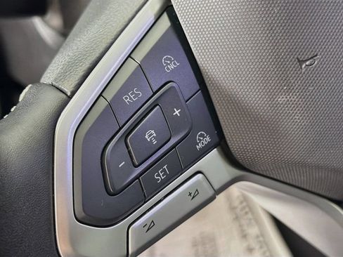 Used 2025 Volkswagen Tiguan SE AWD/4WD image 10