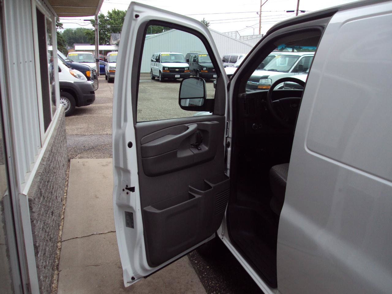 Used 2011 Chevrolet Express 1500 AWD image 16