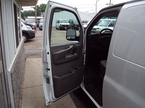 Used 2011 Chevrolet Express 1500 AWD image 16