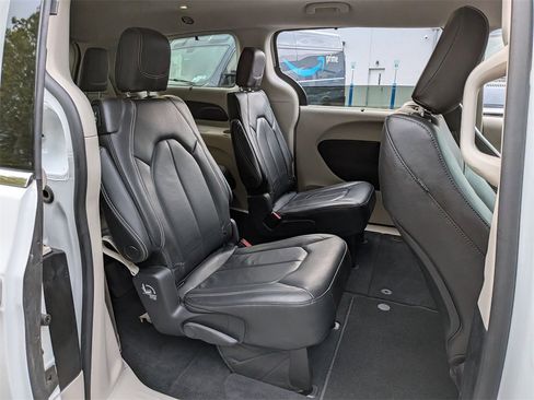 Certified 2022 Chrysler Pacifica Touring-L image 24