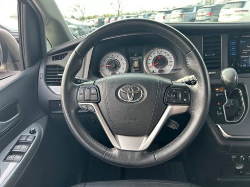 Used 2017 Toyota Sienna SE Premium w/ Protection Package image 10