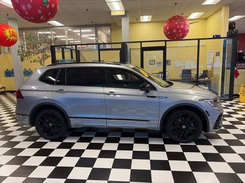 Certified 2022 Volkswagen Tiguan SE R-Line image 15
