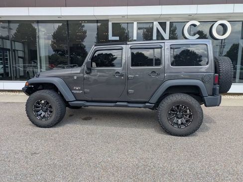Used 2017 Jeep Wrangler Unlimited Sahara w/ Connectivity Group AWD/4WD image 3