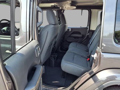 Used 2025 Jeep Wrangler Unlimited Sahara AWD/4WD image 25