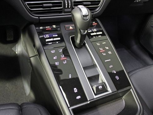 Used 2025 Porsche Macan Turbo image 28