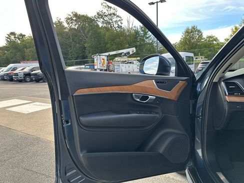 Used 2025 Volvo XC90 B6 Plus image 28
