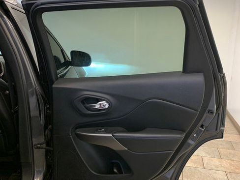 Used 2019 Jeep Cherokee Latitude Plus AWD/4WD image 52