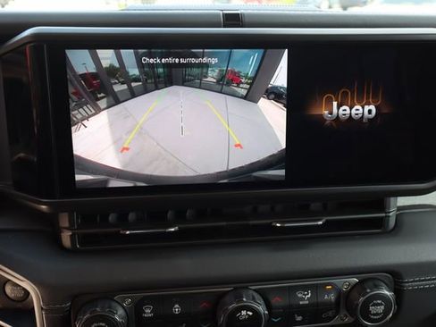 Used 2025 Jeep Wrangler Unlimited Sahara AWD/4WD image 38