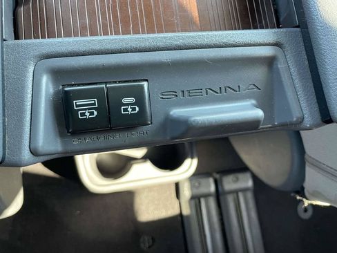 Used 2021 Toyota Sienna LE FWD image 38