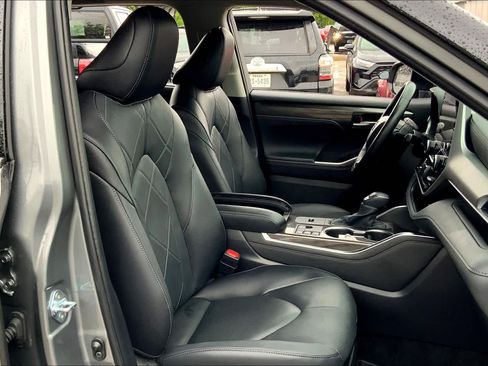 Used 2025 Toyota Highlander Platinum image 9