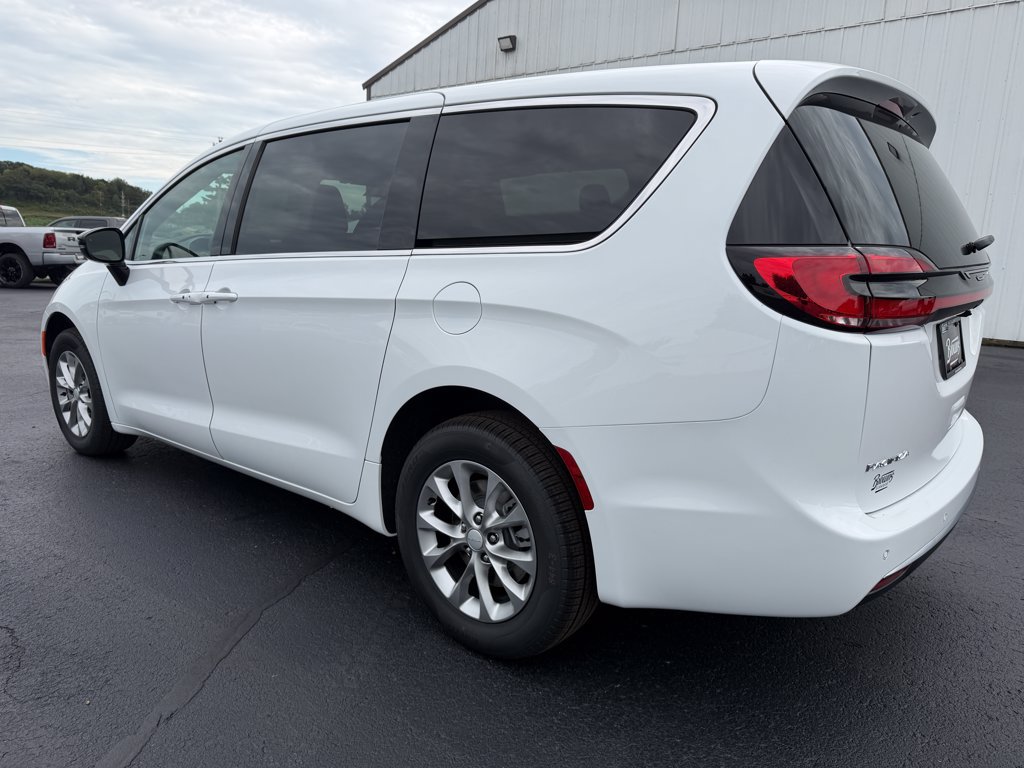 New 2027 Chrysler Pacifica Select AWD/4WD image 7