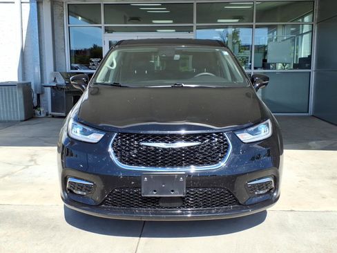 Used 2024 Chrysler Pacifica Touring-L FWD image 2