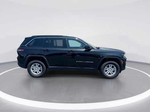 Used 2024 Jeep Grand Cherokee Laredo w/ Luxury Tech Group I AWD/4WD image 10