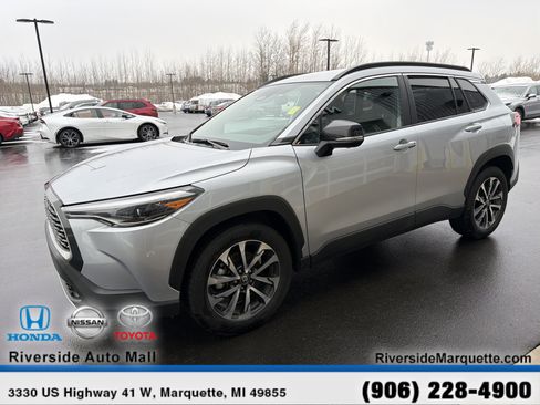 Used 2025 Toyota Corolla Cross XLE image 18