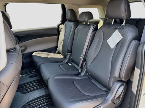 New 2026 Kia Carnival FWD image 24