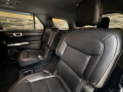 Used 2020 Ford Explorer XLT w/ Equipment Group 202A AWD/4WD image 43